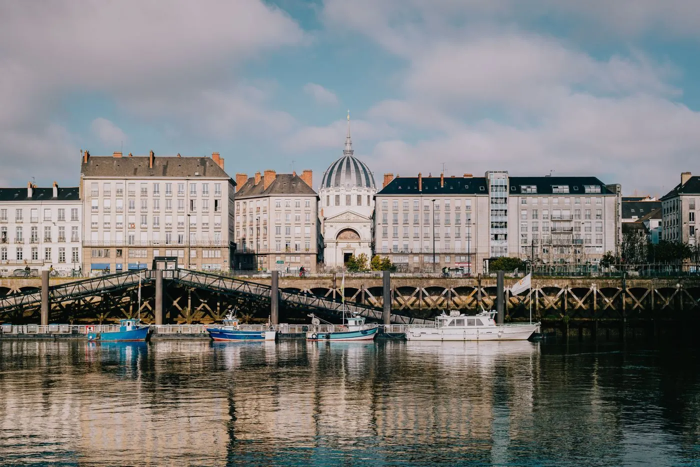 Les quais de la Loire à Nantes, avec ses bateaux amarrés