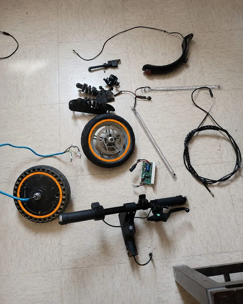 Contrôleur, faisceau et roue-moteur de trottinette démontés